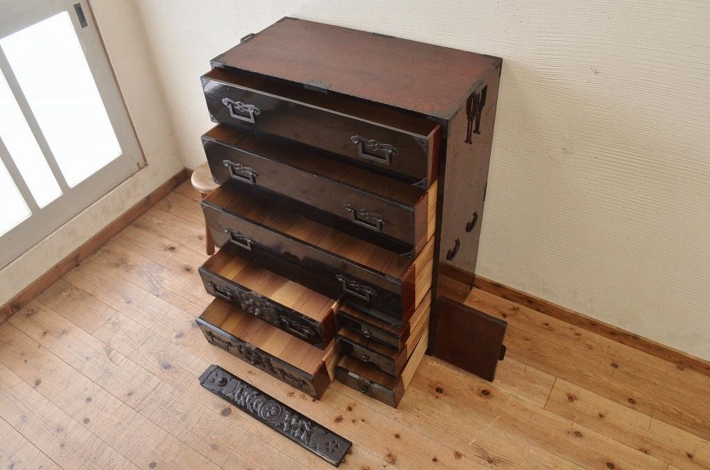 アンティーク家具　打ち出し金具の庄内箪笥