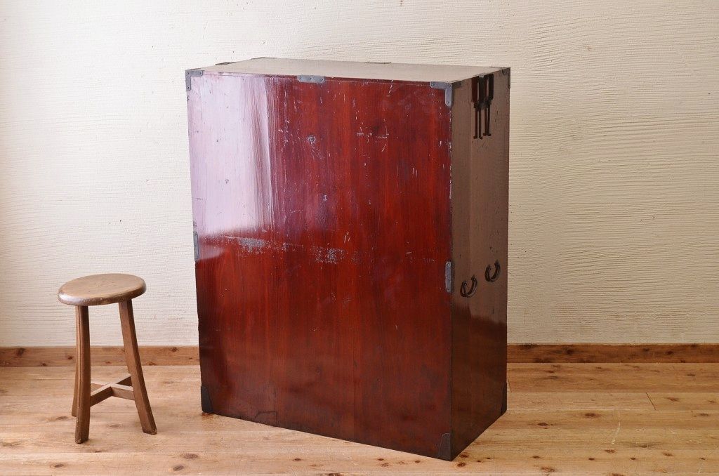 アンティーク家具　打ち出し金具の庄内箪笥