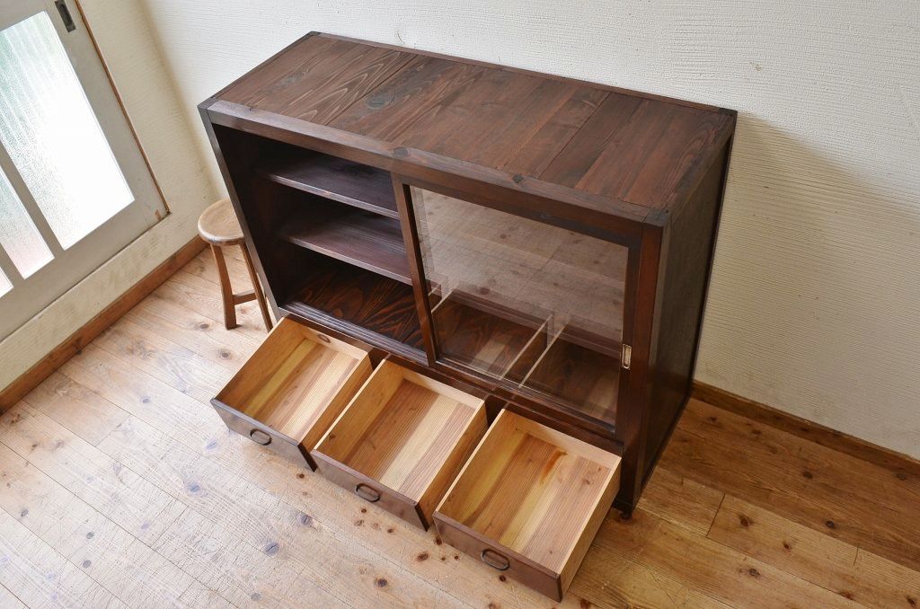 アンティーク家具　古い木のシンプルなアンティーク収納棚