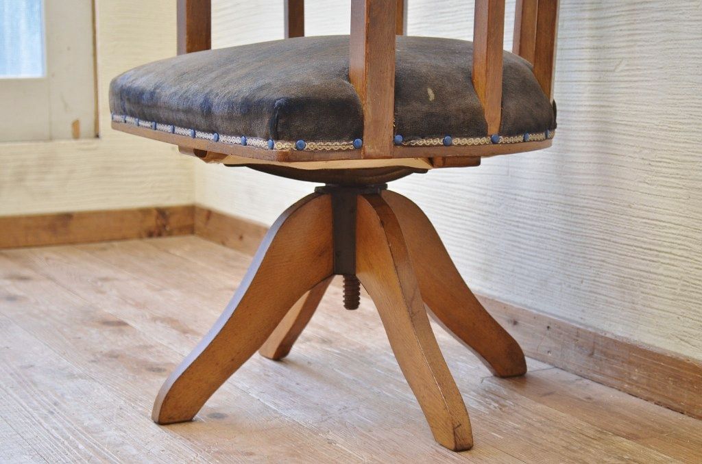 レトロ家具　ジャンク品!ナラ材のレトロな回転いす(椅子)