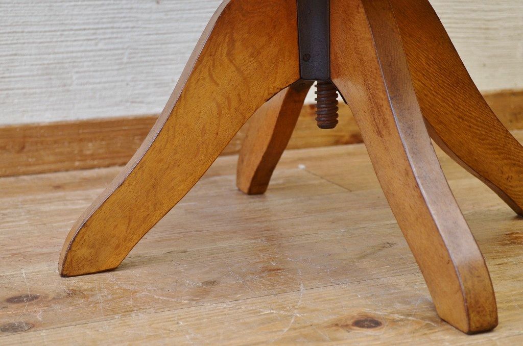 レトロ家具　ジャンク品!ナラ材のレトロな回転いす(椅子)