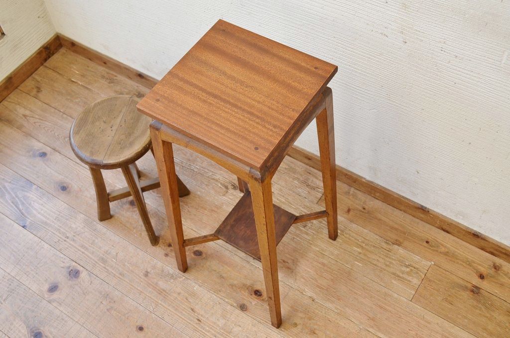 レトロ家具　アンティークレトロなデザインの花台