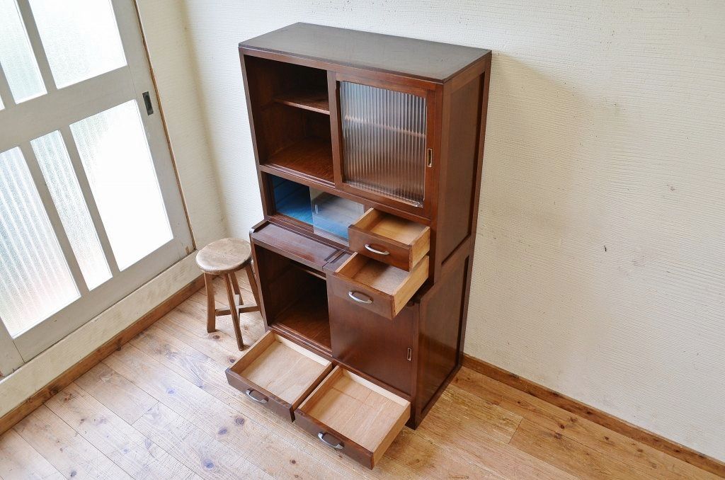 レトロ家具　☆レトロなデザインのモールガラス食器棚