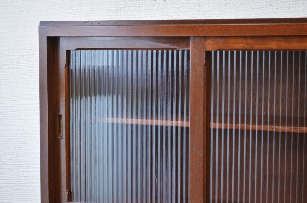 レトロ家具　☆レトロなデザインのモールガラス食器棚