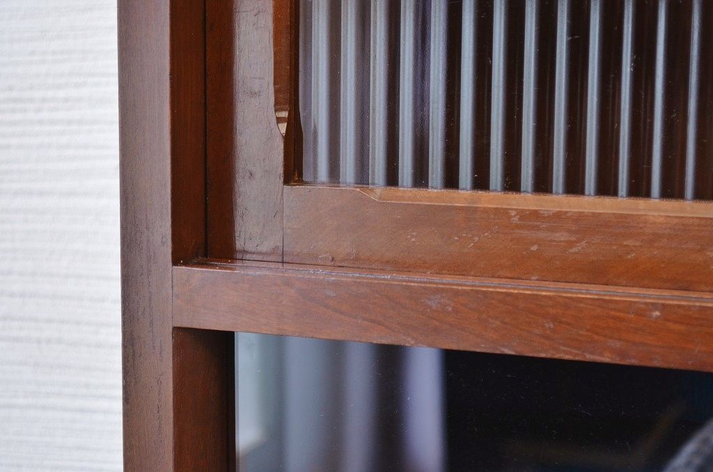 レトロ家具　☆レトロなデザインのモールガラス食器棚