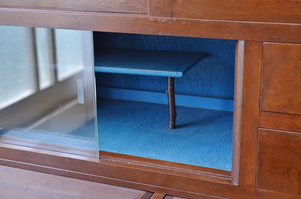 レトロ家具　☆レトロなデザインのモールガラス食器棚