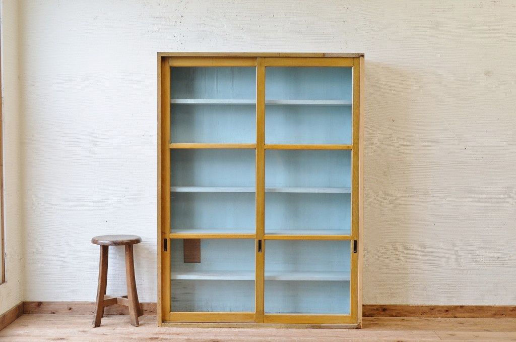 レトロ家具　レトロなデザインの薄型収納棚(本棚)