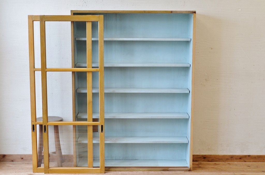 レトロ家具　レトロなデザインの薄型収納棚(本棚)