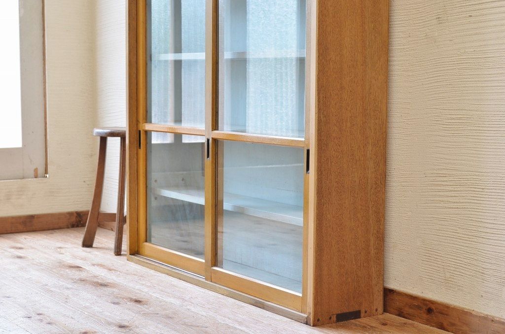 レトロ家具　レトロなデザインの薄型収納棚(本棚)