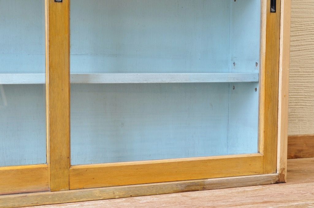 レトロ家具　レトロなデザインの薄型収納棚(本棚)