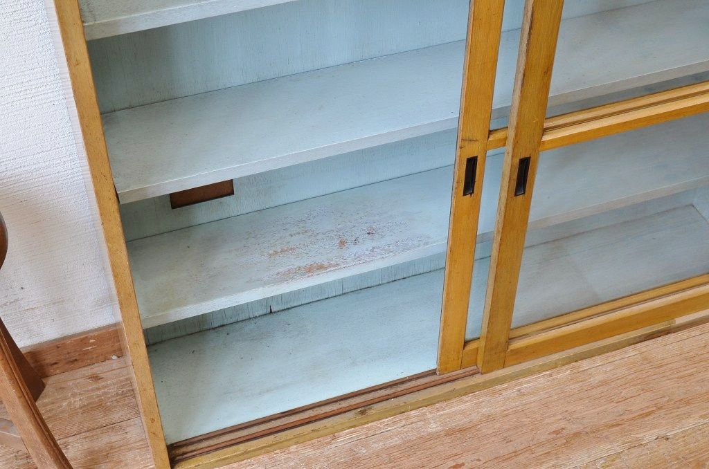 レトロ家具　レトロなデザインの薄型収納棚(本棚)