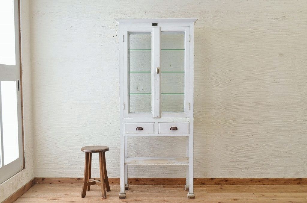 アンティーク家具　ペンキの剥げたアンティークケビントガラスケース