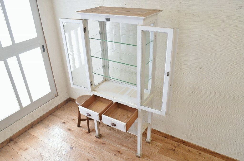 アンティーク家具　ペンキの剥げたアンティークケビントガラスケース