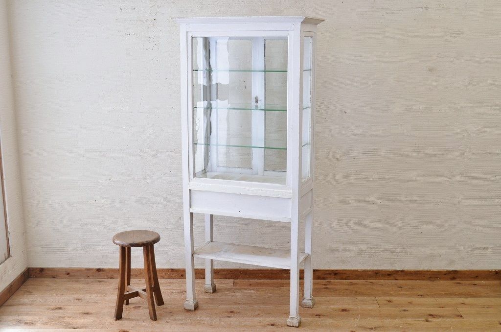 アンティーク家具　ペンキの剥げたアンティークケビントガラスケース