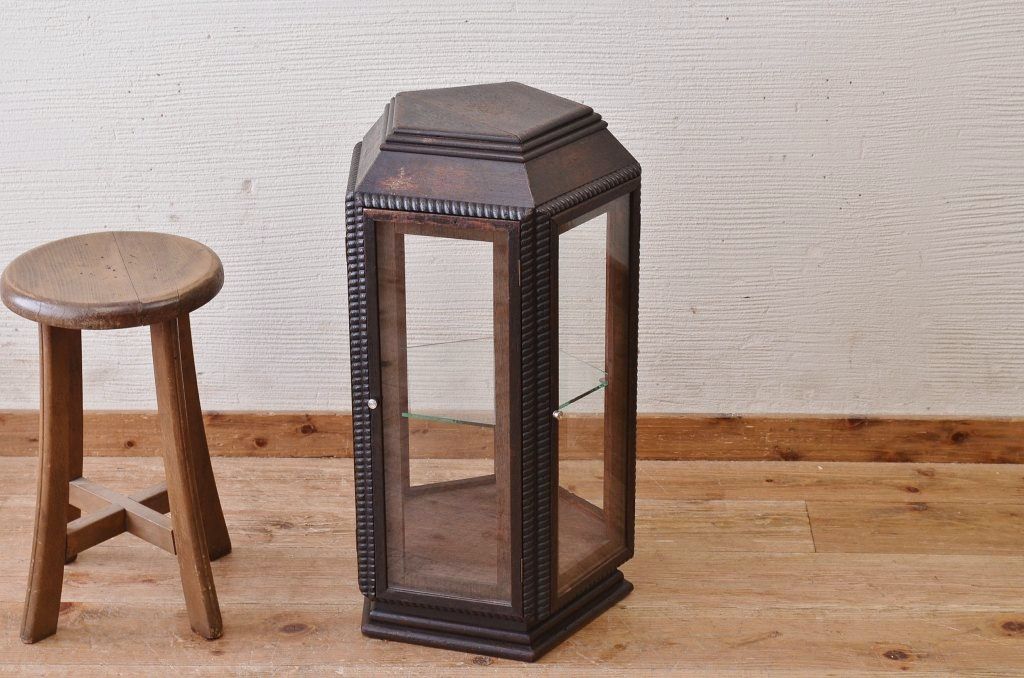 アンティーク家具　古い雑貨屋の五角形回転ガラスケース(ショーケース)