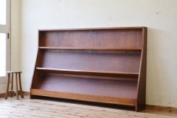 古い本屋のアンティークマガジンラック(本棚)