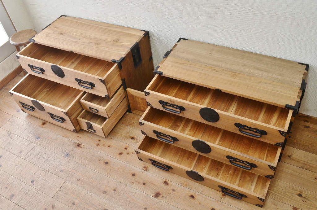 アンティーク家具　☆古民具 骨董 総桐材の金具の立派な五丁引き上手衣装箪笥(時代箪笥、桐箪笥、桐たんす)