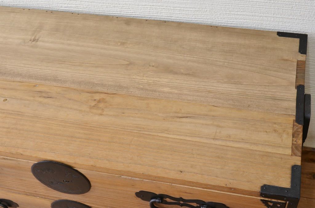 アンティーク家具　☆古民具 骨董 総桐材の金具の立派な五丁引き上手衣装箪笥(時代箪笥、桐箪笥、桐たんす)