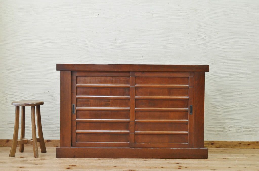 アンティーク家具　シンプルなアンティーク水屋箪笥サイドボード