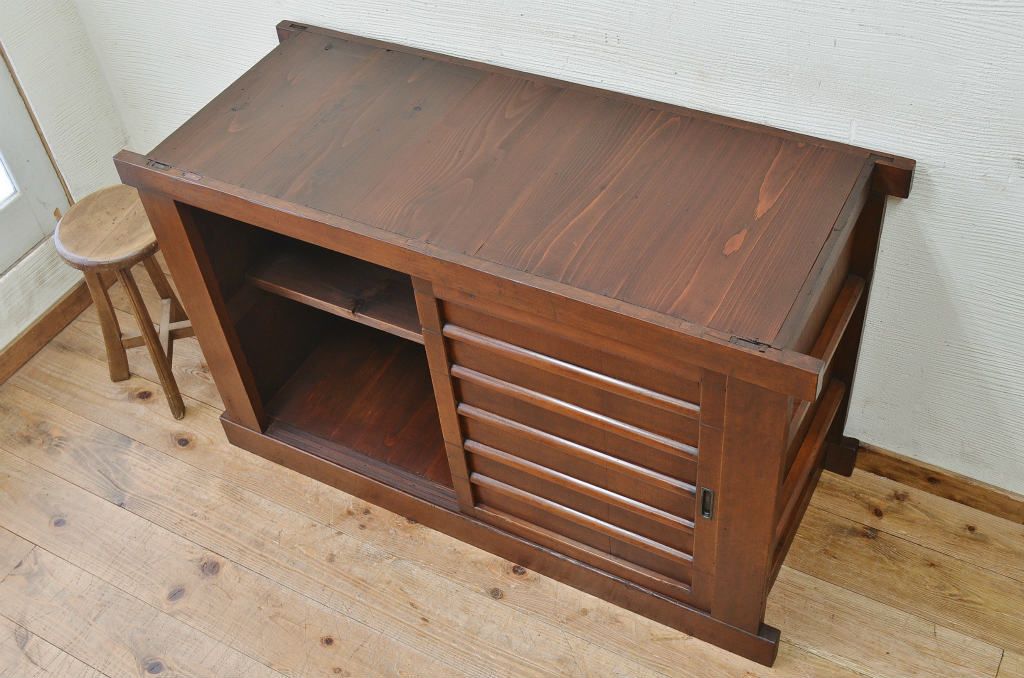 アンティーク家具　シンプルなアンティーク水屋箪笥サイドボード