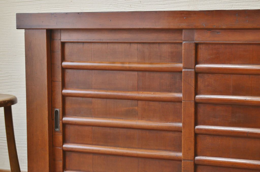 アンティーク家具　シンプルなアンティーク水屋箪笥サイドボード