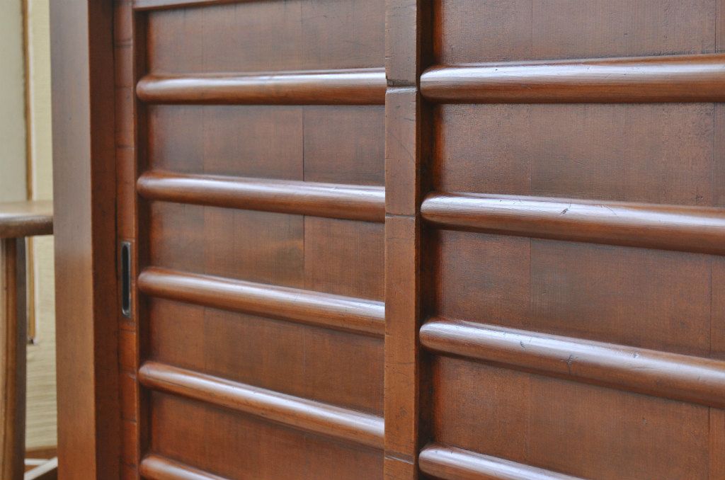 アンティーク家具　シンプルなアンティーク水屋箪笥サイドボード