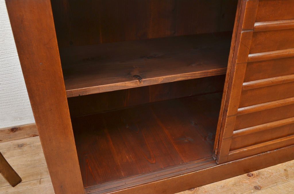 アンティーク家具　シンプルなアンティーク水屋箪笥サイドボード