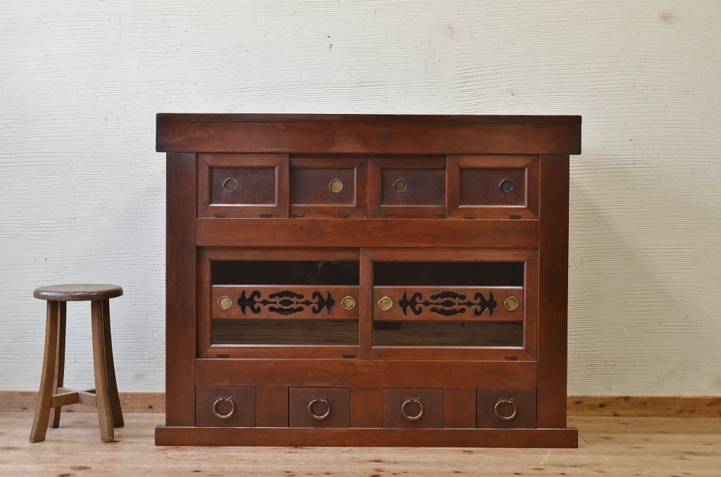 アンティーク家具　素敵なデザイン!四尺水屋箪笥サイドボード