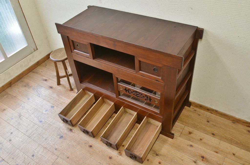アンティーク家具　素敵なデザイン!四尺水屋箪笥サイドボード