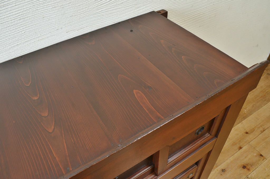 アンティーク家具　素敵なデザイン!四尺水屋箪笥サイドボード