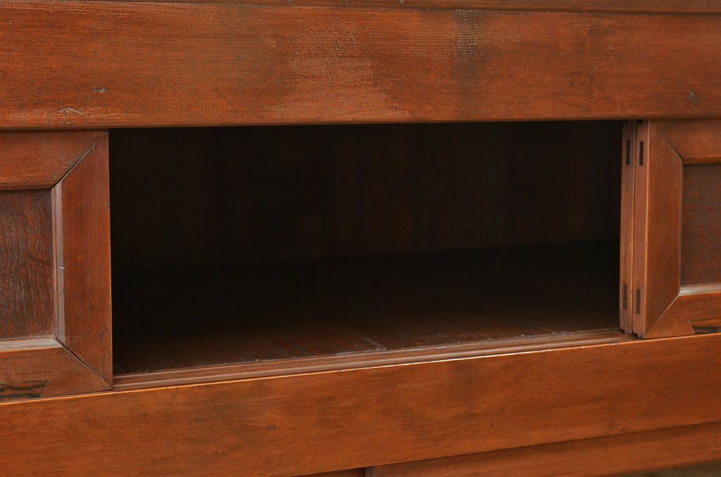 アンティーク家具　素敵なデザイン!四尺水屋箪笥サイドボード