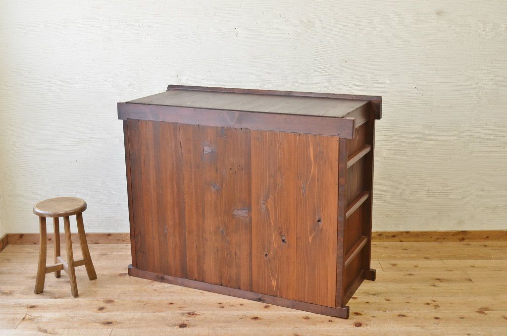 アンティーク家具　素敵なデザイン!四尺水屋箪笥サイドボード