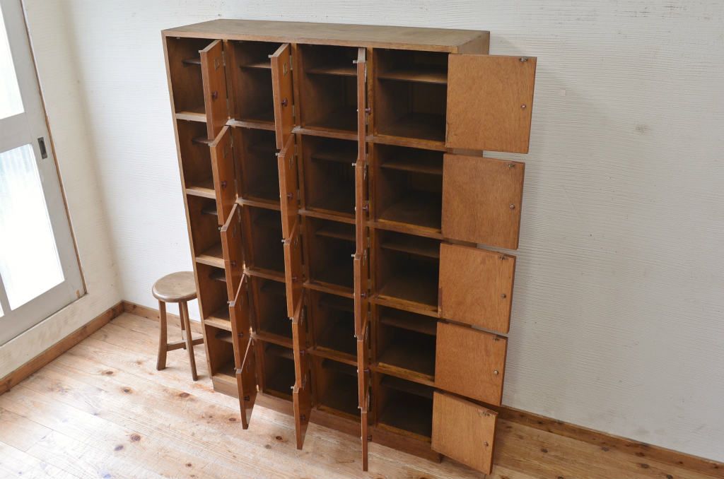 レトロ家具　1970年代レトロな扉付き下駄箱