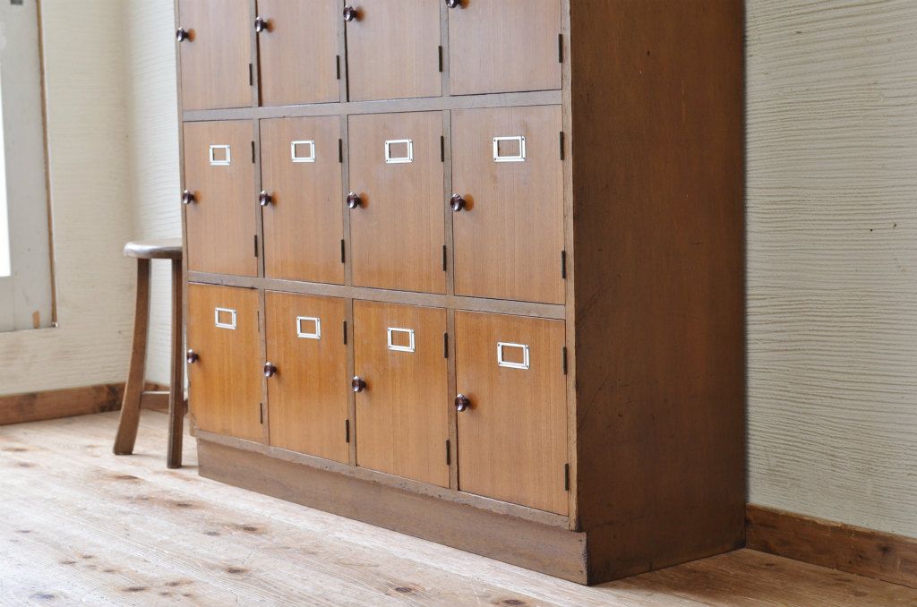 レトロ家具　1970年代レトロな扉付き下駄箱