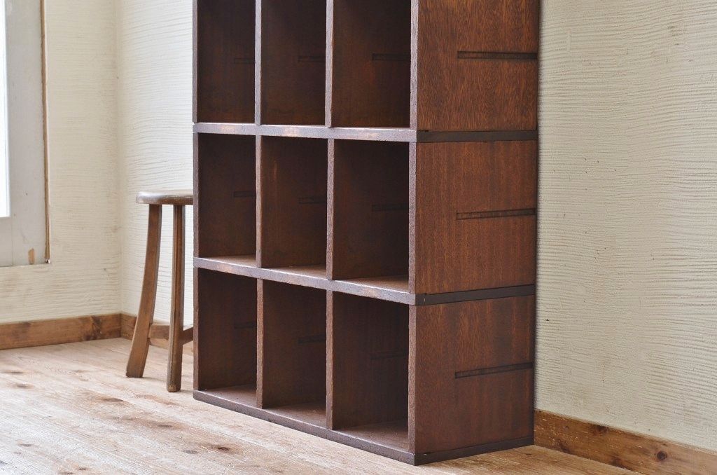 アンティーク家具　使い込まれたアンティークマス目棚2(飾り棚、陳列棚、下駄箱)