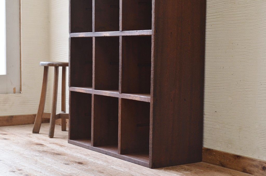 アンティーク家具　使い込まれたアンティークマス目棚3(飾り棚、陳列棚、下駄箱)