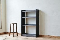 小振りなアンティーク本棚