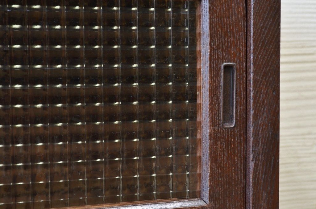 アンティーク家具　チェッカーガラスの大振りな下駄箱(収納棚)