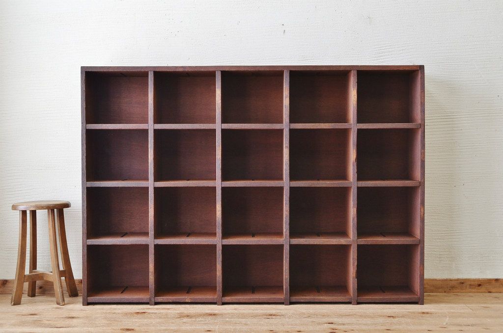 アンティーク家具　使い込まれたアンティークマス目棚15(飾り棚、陳列棚、下駄箱)