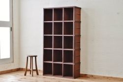 アンティーク家具　使い込まれたアンティークマス目棚18(飾り棚、陳列棚、下駄箱)