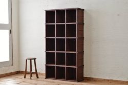 アンティーク家具　使い込まれたアンティークマス目棚19(飾り棚、陳列棚、下駄箱)