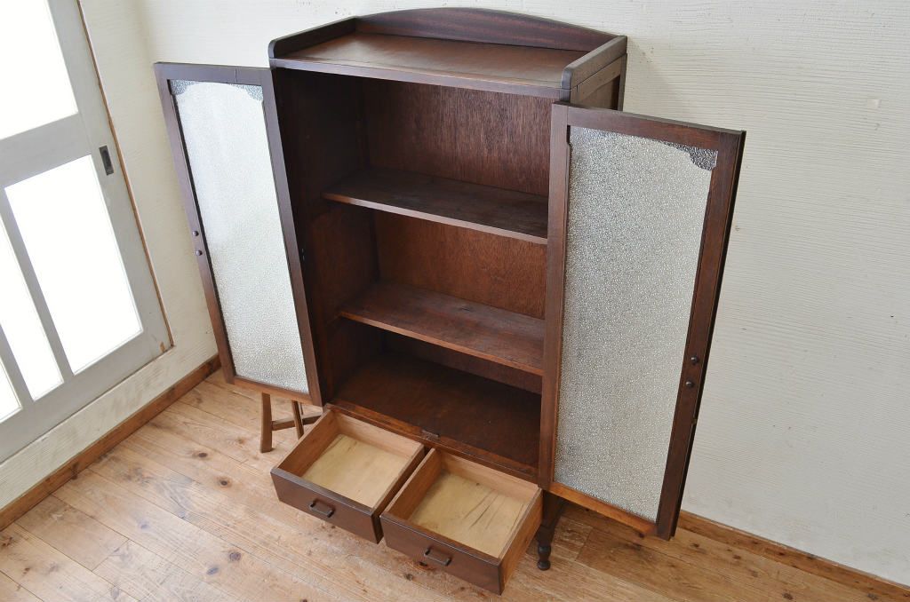 アンティーク家具　古い洋館の脚付きダイヤガラス本箱(食器棚)