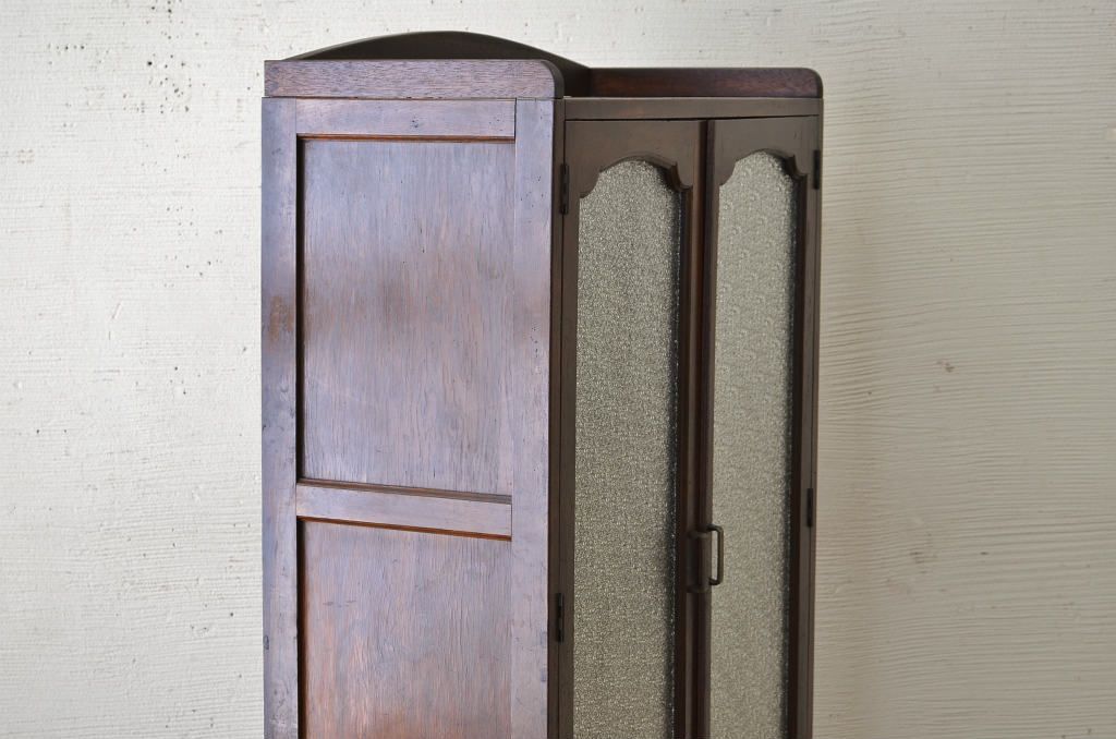 アンティーク家具　古い洋館の脚付きダイヤガラス本箱(食器棚)