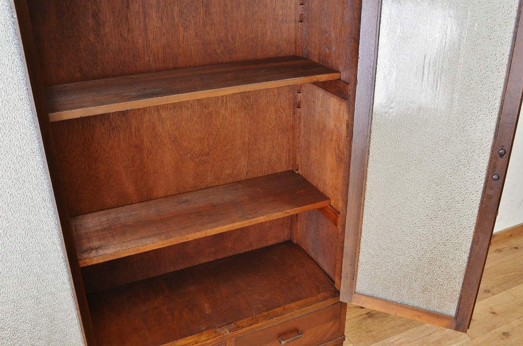 アンティーク家具　古い洋館の脚付きダイヤガラス本箱(食器棚)