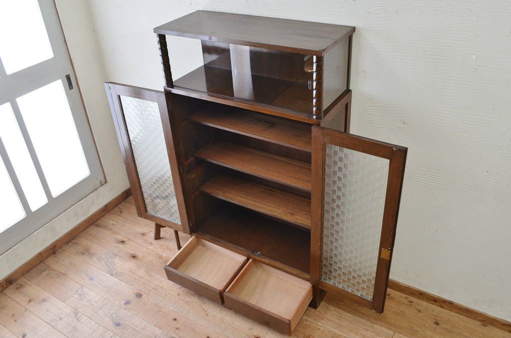 レトロ家具　レトロなデザインの大振りなアンティーク本箱(本棚)