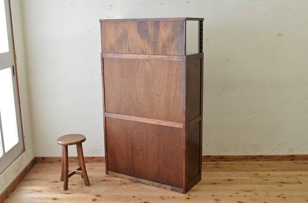 レトロ家具　レトロなデザインの大振りなアンティーク本箱(本棚)