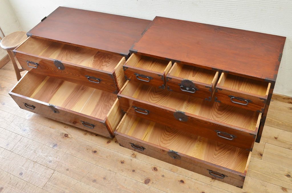 アンティーク家具　☆木目の素晴らしい二段重ね庄内箪笥