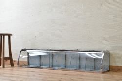 アンティーク家具　古いブリキの大振りなRガラスケース