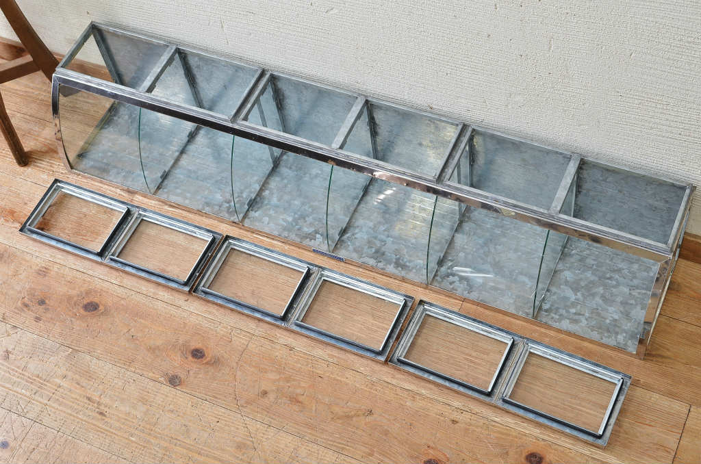 アンティーク家具　古いブリキの大振りなRガラスケース