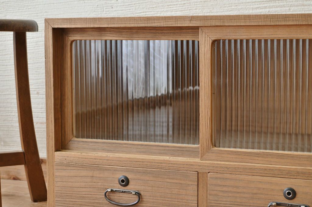アンティーク家具　可愛いデザイン!モールガラスローボード